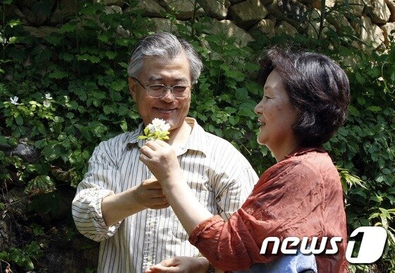 본문 이미지 - 문재인 더불어민주당 대통령 후보가 제19대 대한민국 대통령에 당선됐다. 문재인 후보는 "나라다운 나라, 국민이 주인인 대한민국＂을 공약으로 내걸며 앞으로 5년간 국정을 수행하게 된다. 사진은 경남 양산에서 텃밭을 일구며 부인 김정숙 여사와 단란한 시절을 보낸 문재인 후보. (문 후보 공식 사이트 제공) 2017.5.10/뉴스1