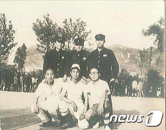 본문 이미지 - 문재인 더불어민주당 대통령 후보가 제19대 대한민국 대통령에 당선됐다. 문재인 후보는 "나라다운 나라, 국민이 주인인 대한민국＂을 공약으로 내걸며 앞으로 5년간 국정을 수행하게 된다. 사진은 문재인 후보가 어린 유년 시절과 중고등학교 모습. (문 후보 공식 사이트 제공) 2017.5.10/뉴스1