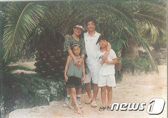 본문 이미지 - 문재인 더불어민주당 대통령 후보가 제19대 대한민국 대통령에 당선됐다. 문재인 후보는 "나라다운 나라, 국민이 주인인 대한민국＂을 공약으로 내걸며 앞으로 5년간 국정을 수행하게 된다. 사진은 문재인 후보가 가족과 함께 찍은 여행 기념사진. (문 후보 공식 사이트 제공) 2017.5.10/뉴스1