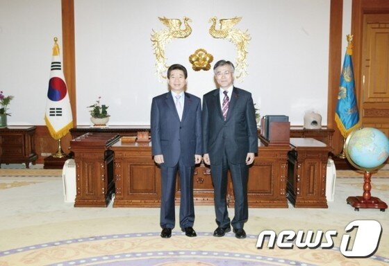 본문 이미지 - 문재인 대통령이 참여정부시절 민정수석으로 노무현 대통령과 함께한 모습. (문 후보 공식 사이트 제공) 2017.5.10/뉴스1