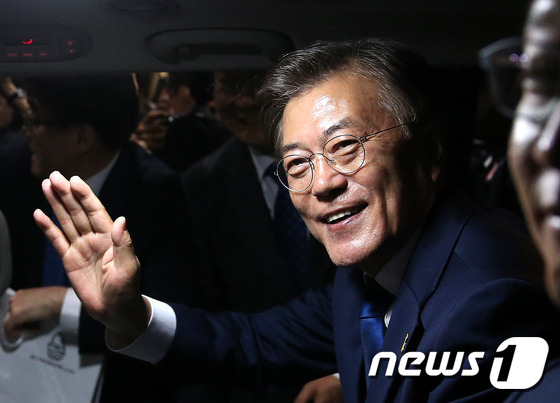 (서울=뉴스1) 박지혜 기자 = 문재인 더불어민주당 대선 후보가 9일 서울 여의도 국회 의원회관 대회의실 개표상황실을 찾아 출구조사 결과에 화답한 뒤 국회를 나서고 있다.  201 …