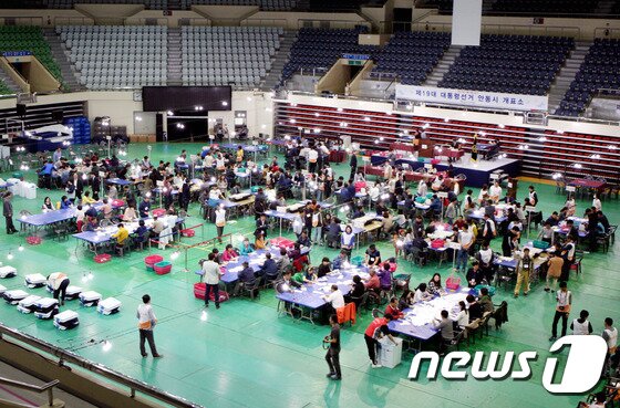 본문 이미지 - 개표소 전경. 뉴스1 ⓒ News1 피재윤 기자