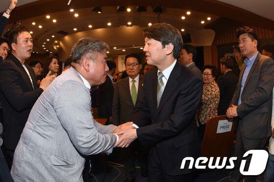 본문 이미지 - 안철수 국민의당 대선후보가 19대 대선 투표일인 9일 오후 서울 여의도 국회 헌정기념관에 마련된 국민의당 선대위 개표상황실 방문 후 지지자들과 인사를 나누고 있다. 2017.5.9/뉴스1 ⓒ News1 송원영 기자