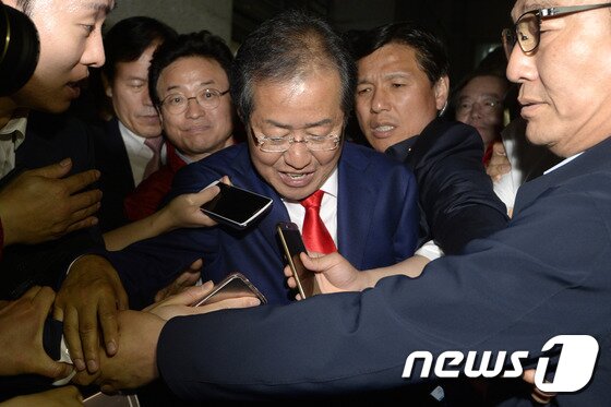 본문 이미지 - 홍준표 자유한국당 대선후보가 9일 오후 서울 여의도 당사에서 제19대 대통령 선거 개표 중계를 보다 문재인 더불어민주당 후보가 당선 확실시 되자 소감을 밝힌 후 귀가를 위해 차량으로 향하고 있다. 홍 후보는 "무너진 한국당 복원에 만족한다＂며 사실상 패배를 수용했다. 2017.5.9/뉴스1 ⓒ News1 안은나 기자