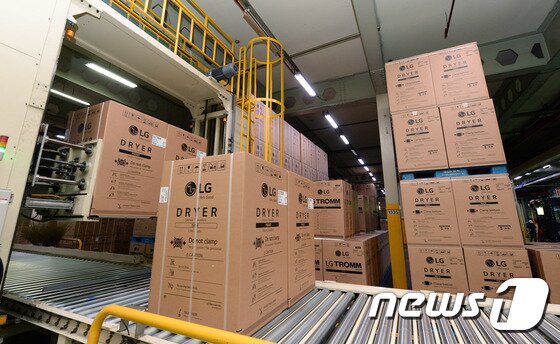 본문 이미지 - 지난 5월31일 LG전자 창원2공장에서 생산된 LG 건조기 제품이 자동으로 포장되어 나오고 있다. (LG전자 제공) ⓒ News1
