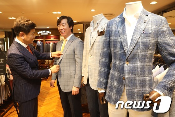(서울=뉴스1) = 1일 서울 중구 소공동 롯데백화점 본점 캠브리지멤버스 매장에서 직원이 고객에게 새로운 양복을 제안하고 있다.롯데백화점은 오는 2일부터 25일까지 '캠브리지 멤버 …