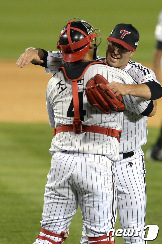 본문 이미지 - 지난 1일 넥센 히어로즈와 LG트윈스의 경기에서 완투승을 거둔 LG 선발 허프가 포수 조윤준과 기뻐하고 있다. /뉴스1 DBⓒ News1 황기선 기자