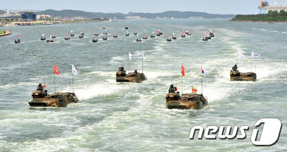 본문 이미지 - 10일 오후 해병대 1사단 장병들이 2017포항해병문화축제에서  KAAV(한국형상륙돌격장갑차)와 IBS보트를 타고 형산강을 수놓고 있다..2017.6.10/뉴스1 ⓒ News1 최창호 기자