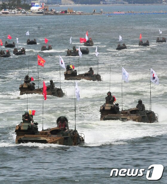 본문 이미지 - 10일 오후 해병대 1사단 장병들이 2017포항해병문화축제에서  KAAV(한국형상륙돌격장갑차)와 IBS보트를 타고 물살을 가르고 있다.2017.6.10/뉴스1 ⓒ News1 최창호 기자