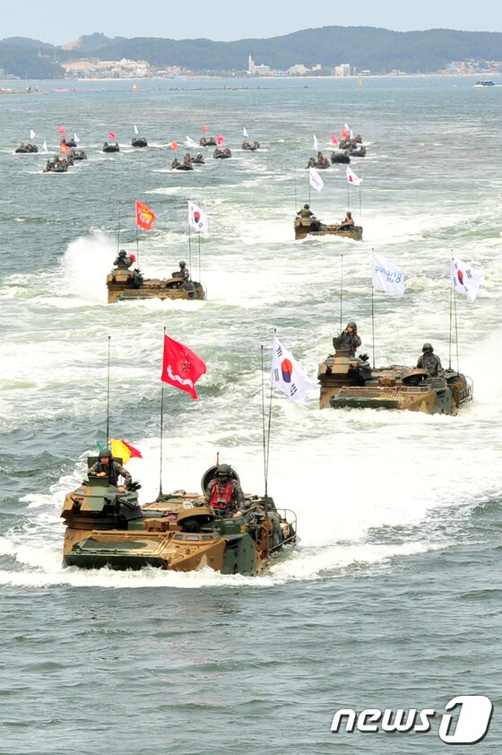 본문 이미지 - 10일 오후 해병대 1사단 장병들이 2017포항해병문화축제가 열린 형산강 일원에서 KAAV(한국형상륙돌격장갑차)와 IBS보트를 타고 상륙지점으로 돌격하고 있다.,.2017.6.10/뉴스1 ⓒ News1 최창호 기자
