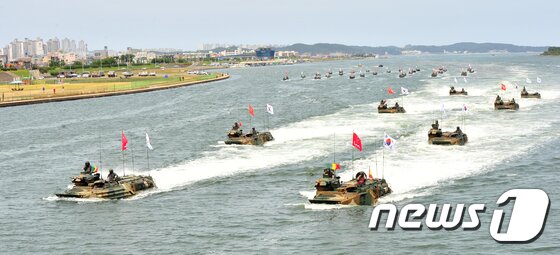 본문 이미지 - 10일 오후 해병대 1사단 장병들이 2017포항해병문화축제가 열린 형산강 일원에서 KAAV(한국형상륙돌격장갑차)와 IBS보트를 타고 상륙작전 시연을 하고 있다.2017.6.10/뉴스1 ⓒ News1 최창호 기자