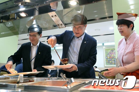 본문 이미지 - 문재인 대통령이 지난 9일 청와대 여민관 구내식당에서 배식을 하고 있다. (청와대) 2017.6.10/뉴스1 ⓒ News1 이광호 기자