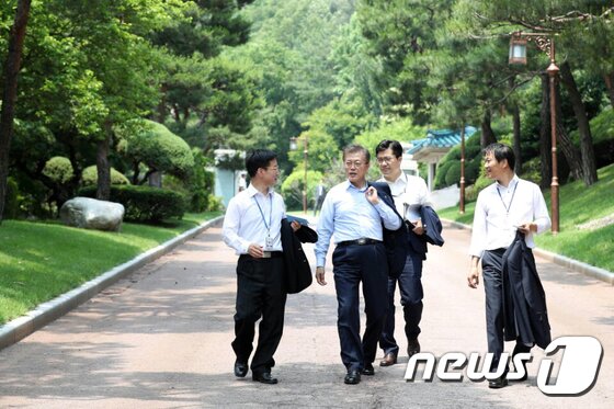본문 이미지 - 문재인 대통령이 지난 9일 청와대 여민관 구내식당에서 직원들과 점심을 먹은 뒤 청와대 관내를 산책하고 있다. (청와대) 2017.6.10/뉴스1 ⓒ News1 이광호 기자