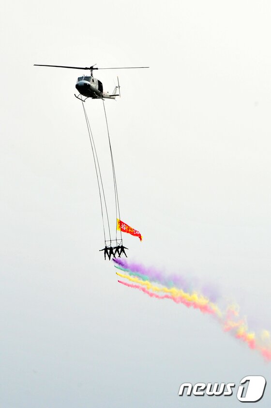 본문 이미지 - 10일 오후 해병대 1사단 특수수색대요원들이 2017포항해병문화축제가 열린 형산강 일원에서 맥콰이어(해상탈출) 시범을 보이고 있다.2017.6.10/뉴스1 ⓒ News1 최창호 기자