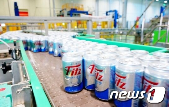 본문 이미지 - 롯데주류의 ‘피츠 수퍼클리어(Fitz Super Clear)’ 생산라인.ⓒ News1