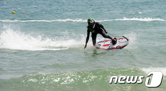 (부산=뉴스1) 여주연 기자 = 11일 부산 해운대해수욕장 일원에서 열린 '2017 한국해양레저쇼'에 참가한 참가자들이 제트서퍼 체험을 하고 있다. 2017.6.11/뉴스1