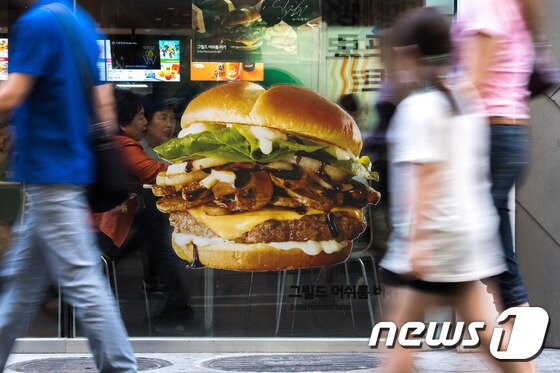 본문 이미지 - 생활 물가와 먹거리 물가의 오름세가 전체 물가 상승률을 크게 웃돌아 서민 가계에 비상이 걸린 11일 오후 서울 중구에 위치한 한 패스트푸드 음식점 외벽에 제품 홍보 배너가 걸려 있다. 2017.6.11 ⓒ 뉴스1 성동훈 기자