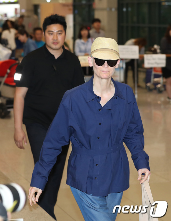 (인천공항=뉴스1) 권현진 기자 = 할리우드 배우 틸다 스윈튼이 영화 홍보차 12일 오전 인천국제공항을 통해 입국하고 있다. 틸다 스윈튼은 봉준호 감독의 영화 ‘옥자’에 출연했다. …