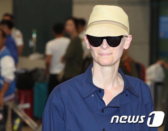본문 이미지 - 할리우드 배우 틸다 스윈튼이 영화 홍보차 2017년 6월 12일 오전 인천국제공항을 통해 입국하고 있다. 틸다 스윈튼은 봉준호 감독의 영화 ‘옥자’에 출연했다. ‘옥자’는 제70회 칸 국제영화제 경쟁 부문에 초청된 작품으로 비밀을 간직한 채 태어난 거대한 동물 옥자와 강원도 산골에서 함께 자란 소녀 미자(안서현)의 이야기를 그린 영화이다. ⓒ News1 권현진 기자