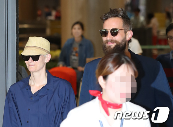 (인천공항=뉴스1) 권현진 기자 = 할리우드 배우 틸다 스윈튼이 영화 홍보차 12일 오전 인천국제공항을 통해 남편과 함께 입국하고 있다. 틸다 스윈튼은 봉준호 감독의 영화 ‘옥자’ …