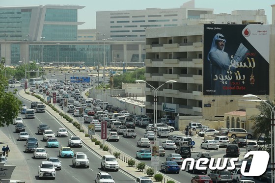 (카타르(도하)=뉴스1) 임세영 기자 = 사우디를 비롯한 중동지역 8개국이 카타르와 단교를 선언해 국경이 폐쇄되는 되는 등 카타르가 외교적 위기를 겪고 있다. 현지인들은 단교조치 …