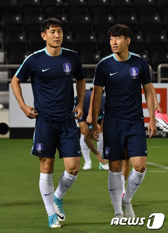 (도하(카타르)=뉴스1) 임세영 기자 = 대한민국 축구 대표팀 지동원과 손흥민이 12일 오후(현지시간) 카타르 도하에 위치한 자심 빈 하마드 경기장에서 훈련에 나서고 있다. 대한민 …