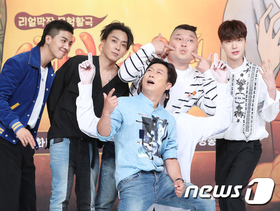 (서울=뉴스1) 권현진 기자 = 송민호, 은지원, 이수근, 강호동, 안재현(왼쪽부터)이 13일 오후 서울 영등포 타임스퀘어에서 열린 tvN \'신서유기4\' 제작보고회에 참석해 포 …