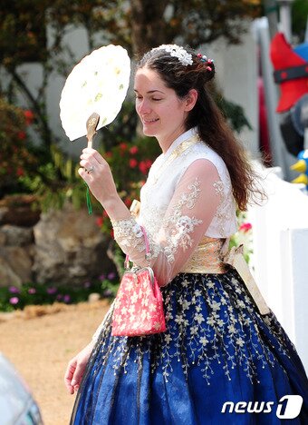 본문 이미지 - 전북 전주시 한옥마을을 찾은 외국인 관광객이 부채로 햇빛을 가리고 있다.ⓒ News1 