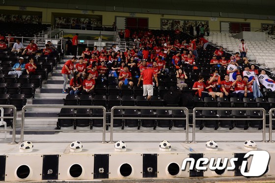 (도하(카타르)=뉴스1) 임세영 기자 = 14일 새벽(한국시간) 카타르 도하에 위치한 자심 빈 하마드 경기장에서 '2018 러시아 월드컵 아시아지역 최종예선' A조 8차전 대한민국 …