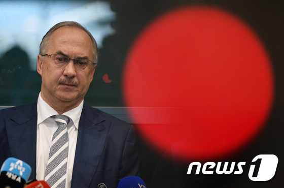 (인천공항=뉴스1) 이재명 기자 = 울리 슈틸리케 한국 남자축구대표팀 감독이 14일 오후 인천국제공항을 통해 귀국한 후 취재진 질문에 답변하고 있다. 대한축구협회는 내일 기술위원회 …