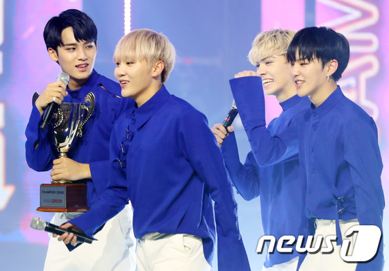 (고양=뉴스1) 권현진 기자 = 세븐틴 민규, 승관, 버논, 호시(왼쪽부터)가 14일 오후 경기도 고양시 일산동구 장항동 MBC드림센터에서 열린 MBC 뮤직 '쇼 챔피언'(쇼챔)에 …