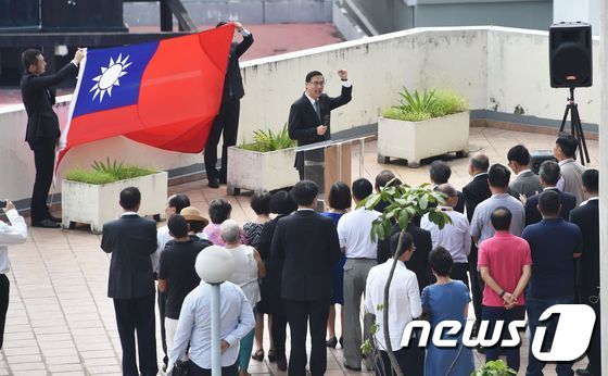 (파나마시티 AFP=뉴스1) 우동명 기자 = 14일 (현지시간) 파나마가 중국과 공식 수교하고 대만과 외교관계를 단절한 가운데 파나마시티의 대만 대사관에서 대만 국기인 청천백일기 …
