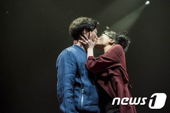 본문 이미지 - 연극 '국부' 공연장면 ⓒ News1