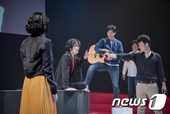 본문 이미지 - 연극 '국부' 공연장면 ⓒ News1