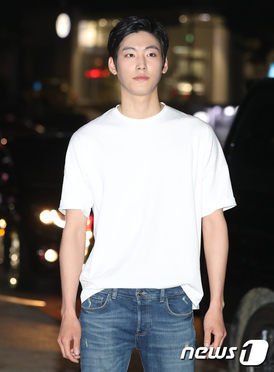 (서울=뉴스1) 권현진 기자 = 배우 박영운이 15일 오후 서울 논현동 한 식당에서 열린 MBC 사전제작 드라마 '왕은 사랑한다' 종방연에 참석해 포즈를 취하고 있다.