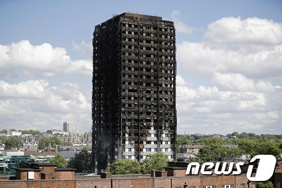 본문 이미지 - 15일(현지시간) 대형화재로 뼈대만 남은 런던 그렌펠 타워 아파트의 황량한 모습이 보인다. ⓒ AFP=뉴스1 ⓒ News1 우동명 기자