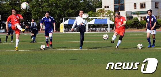 본문 이미지 - 지난 2017년 6월17일 서울 여의도 국회운동장에서 열린 제10회 한일 국회의원 축구대회에서 정세균 당시 국회의장과 양국 대표 선수들이 시축을 하고 있다. 2017.6.17/뉴스1 ⓒ News1 오대일 기자