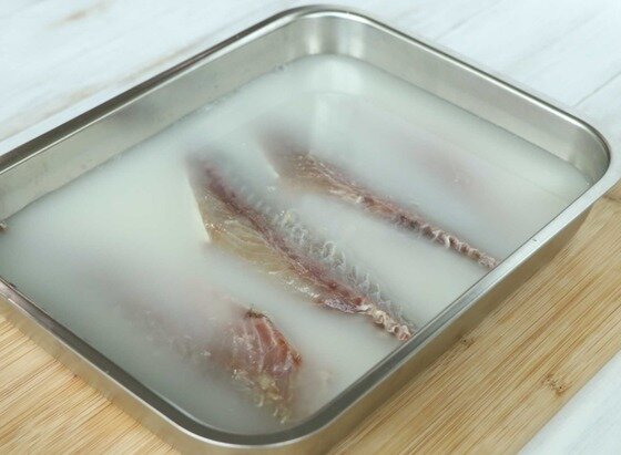 냄새 걱정없이 집에서 먹자…고등어 잡내 없이 굽는 법 냄새 걱정없이 집에서 먹자…고등어 잡내 없이 굽는 법