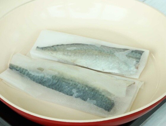 냄새 걱정없이 집에서 먹자…고등어 잡내 없이 굽는 법 냄새 걱정없이 집에서 먹자…고등어 잡내 없이 굽는 법