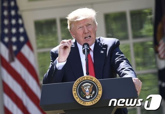 본문 이미지 - 2017년 6월1일 도널드 트럼프 당시 미국 대통령은 워싱턴 백악관 로즈가든에서 파리 기후변화 협정 탈퇴를 선언했다. 트럼프 대통령은 전임 버락 오바마 대통령 당시 서명된 이 협정이 다른 나라에 불공정한 이익을 주며 미국인들의 일자리를 파괴하고 있다고 주장하며 새 기후변화 협정을 위한 협상에 나설 것이라고 밝혔다. ⓒ AFP=뉴스1 ⓒ News1 우동명 기자