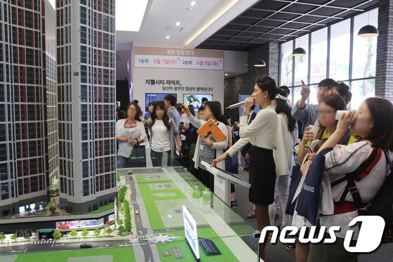 본문 이미지 - 지난 2일 오픈한 인천 구월 지웰시티 푸르지오 모델하우스. 내방객들이 단지 설명을 듣고 있다.ⓒ News1