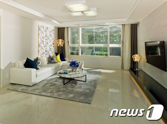 본문 이미지 - 전용면적 84㎡ 거실. 4베이 설계를 적용해 햇빝이 잘 들고 바람이 잘 통하는 주거공간을 만들었다. ⓒ News1