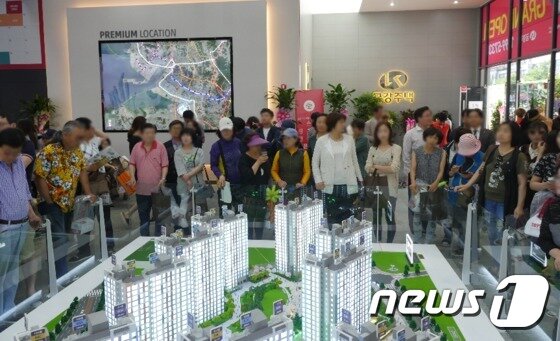 본문 이미지 - '송산그린시티 금강펜테리움 센트럴파크' 모델하우스 로비에 몰린 내방객들의 모습ⓒ News1
