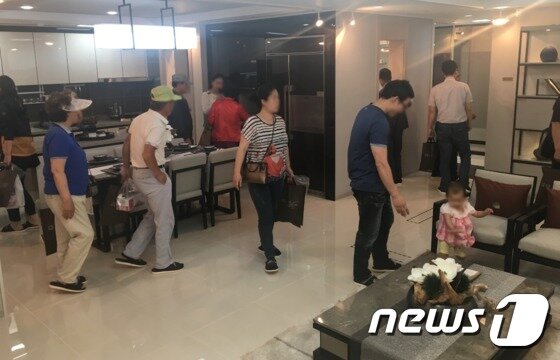 본문 이미지 - '송산그린시티 금강펜테리움 센트럴파크' 내부 유니트를 둘러보는 내방객들의 모습ⓒ News1