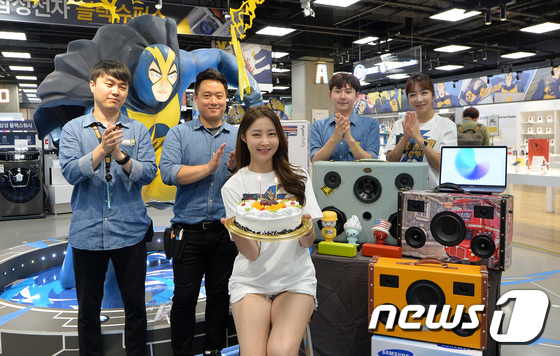 (서울=뉴스1) 박지혜 기자 = 20일 서울 영등포 타임스퀘어 이마트 일렉트로마트 매장에서 직원들이 오픈 2주년을 맞아 '섬머 페스티벌(SUMMER FESTIVAL)' 이벤트를 알 …