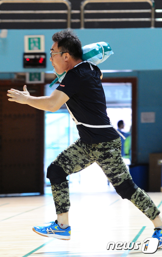 (전주=뉴스1) 문요한 기자 = 20일 전북 전주시 화산체육관에서 전주시 환경관리원 공개채용시험 인적성 시험에 통과한 수험생들이 체력평가 종목인 20kg모래주머니를 들고 달리기를 …