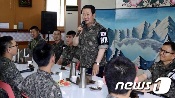 (철원=뉴스1) 국회사진취재단 = 박주선 국민의당 비상대책위원장이 20일 오전 강원도 철원 6사단 수색대대를 방문해 장병들과 식사를 마친 뒤 인사말을 하고 있다. 2017.6.20 …