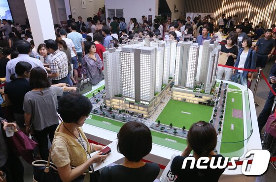 본문 이미지 - 20일 서울 강남구 자곡동에 위치한 힐스테이트 미사 오피스텔 분양사무소에 많은 시민들이 몰려 인산인해를 이루고 있다. 2017.6.20/뉴스1 ⓒ News1 송원영 기자