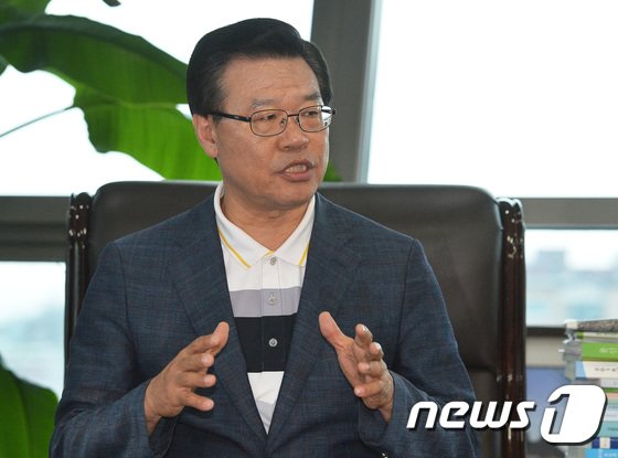 본문 이미지 - 성장현 용산구청장이 20일 오후 서울 용산구청에서 뉴스1과 인터뷰를 하고 있다. 2017.6.20/뉴스1 ⓒ News1 이재명 기자