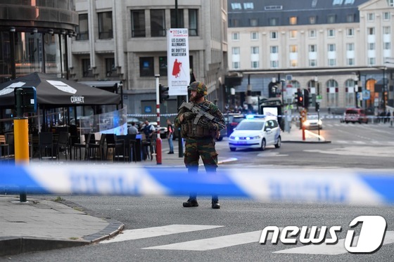 벨기에 폭탄 테러 추정 현장을 봉쇄한 무장 군인. © AFP=뉴스1